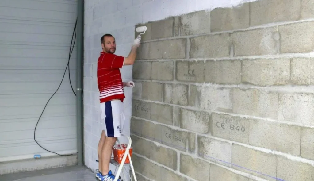 Comment enduire un mur en parpaing au rouleau 